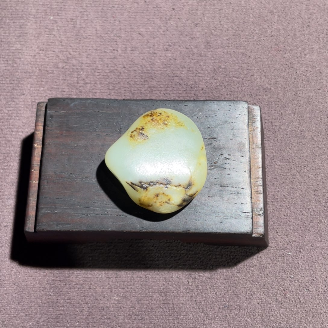 和田玉未镶嵌把件