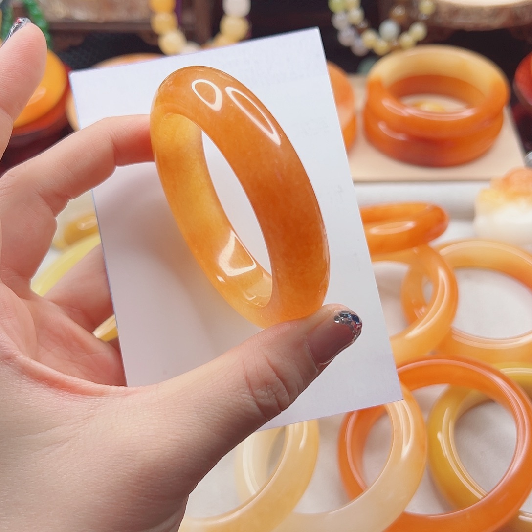 石英质玉（黄龙玉）未镶嵌手镯一****?