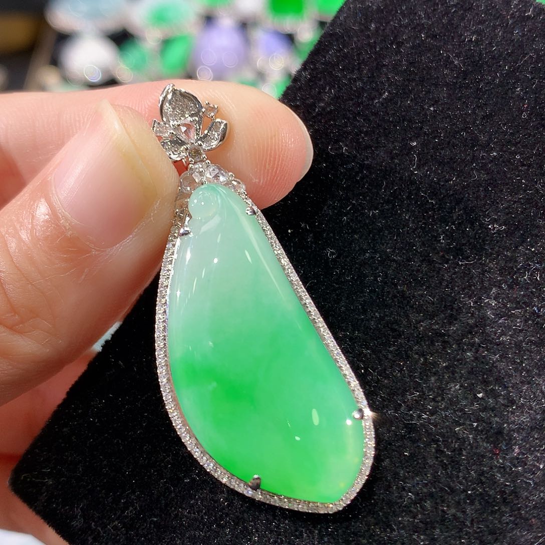 翡翠18K金镶嵌颈饰