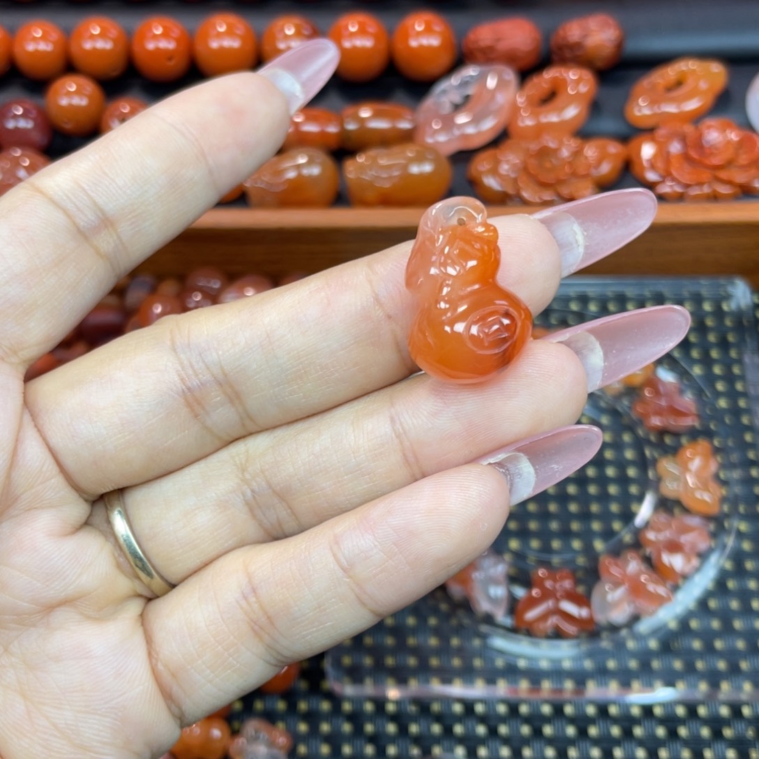 琥珀未镶嵌颈饰葫芦