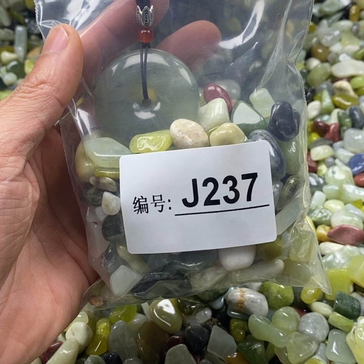 蛇纹石玉鱼缸石未镶嵌
