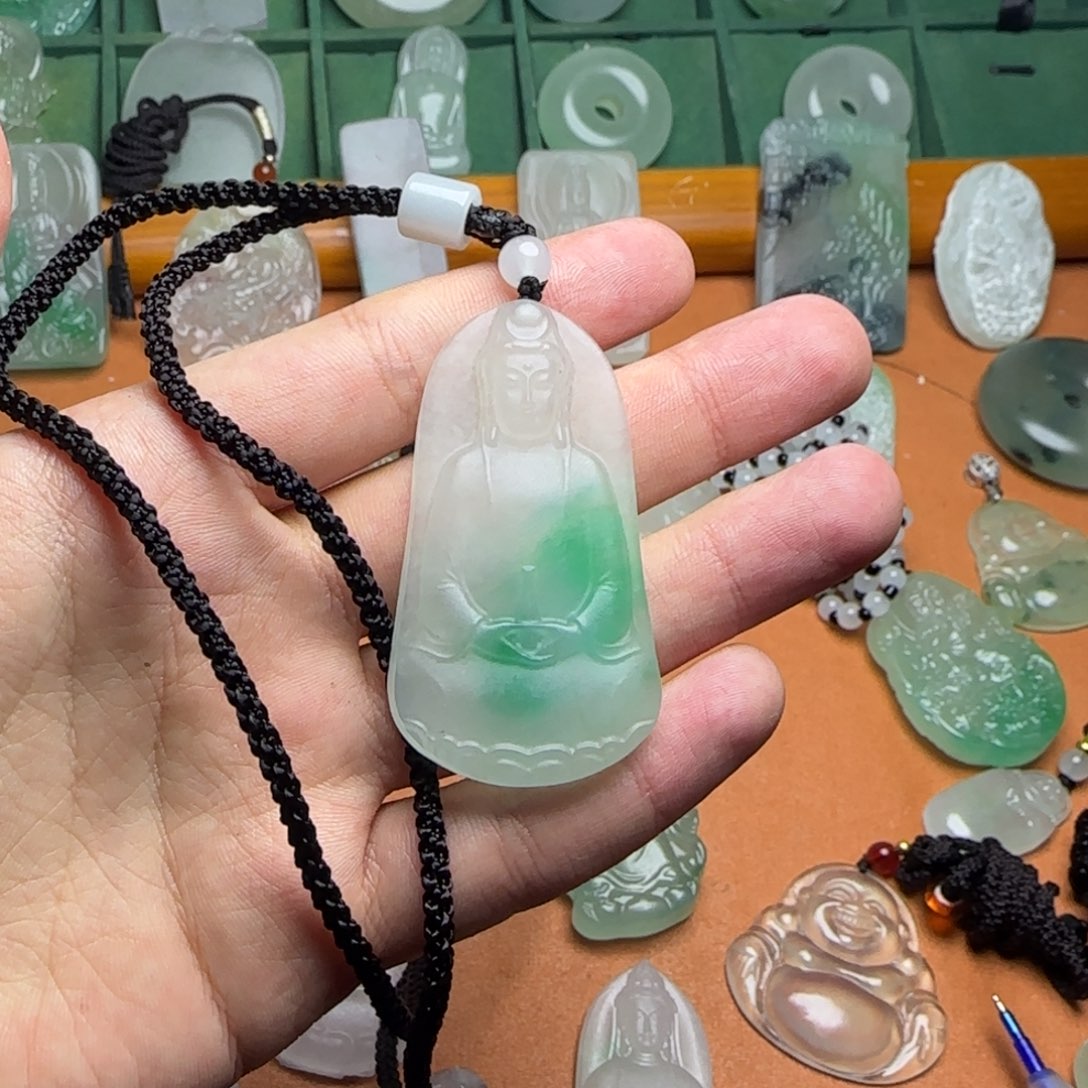 翡翠未镶嵌颈饰观音