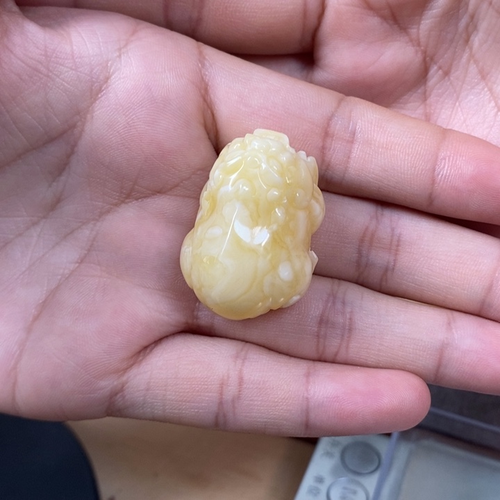 琥珀裸石未镶嵌貔貅