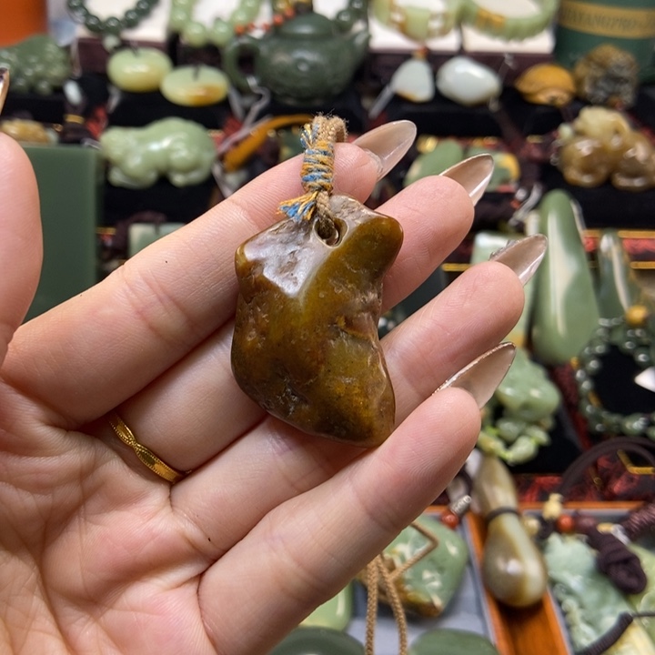 颈饰未镶嵌岫岩河磨玉（透闪石质玉）