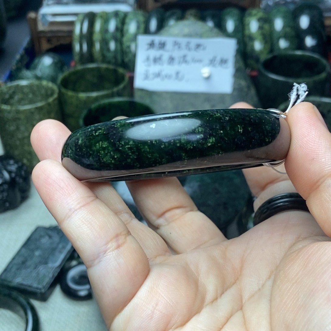 蛇纹石玉未镶嵌手镯可**