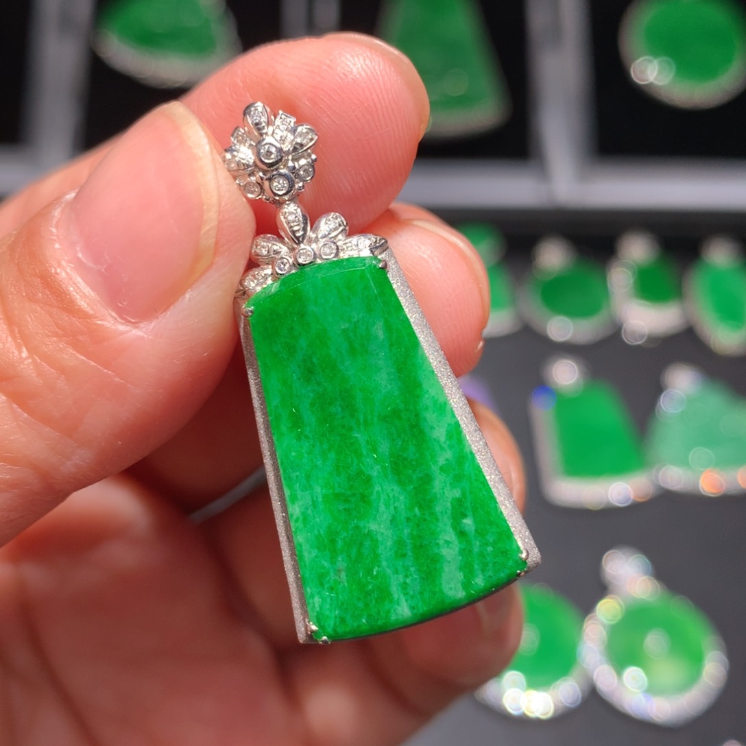 翡翠颈饰18K金镶嵌翡翠