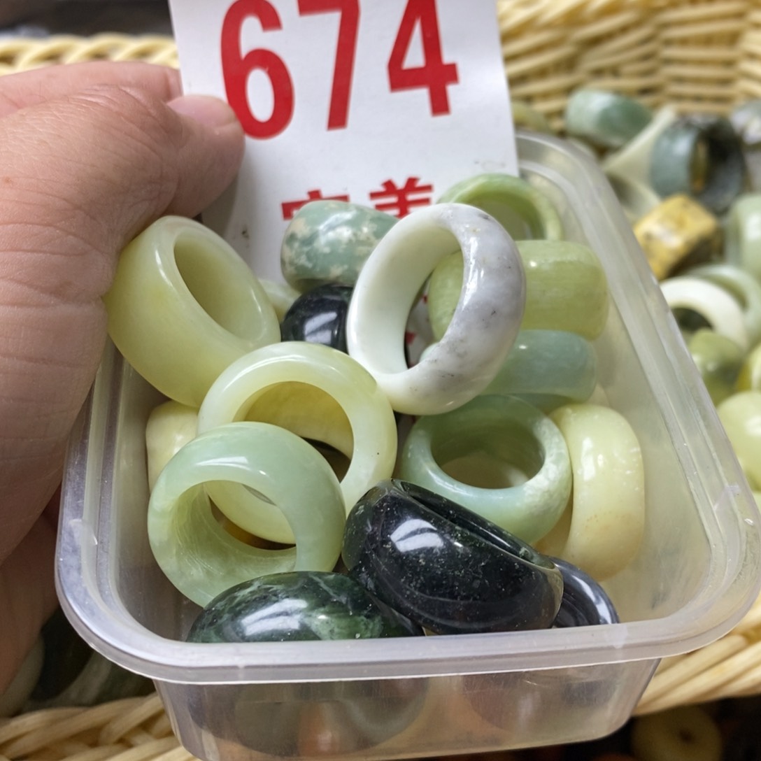 蛇纹石玉挂坠未镶嵌
