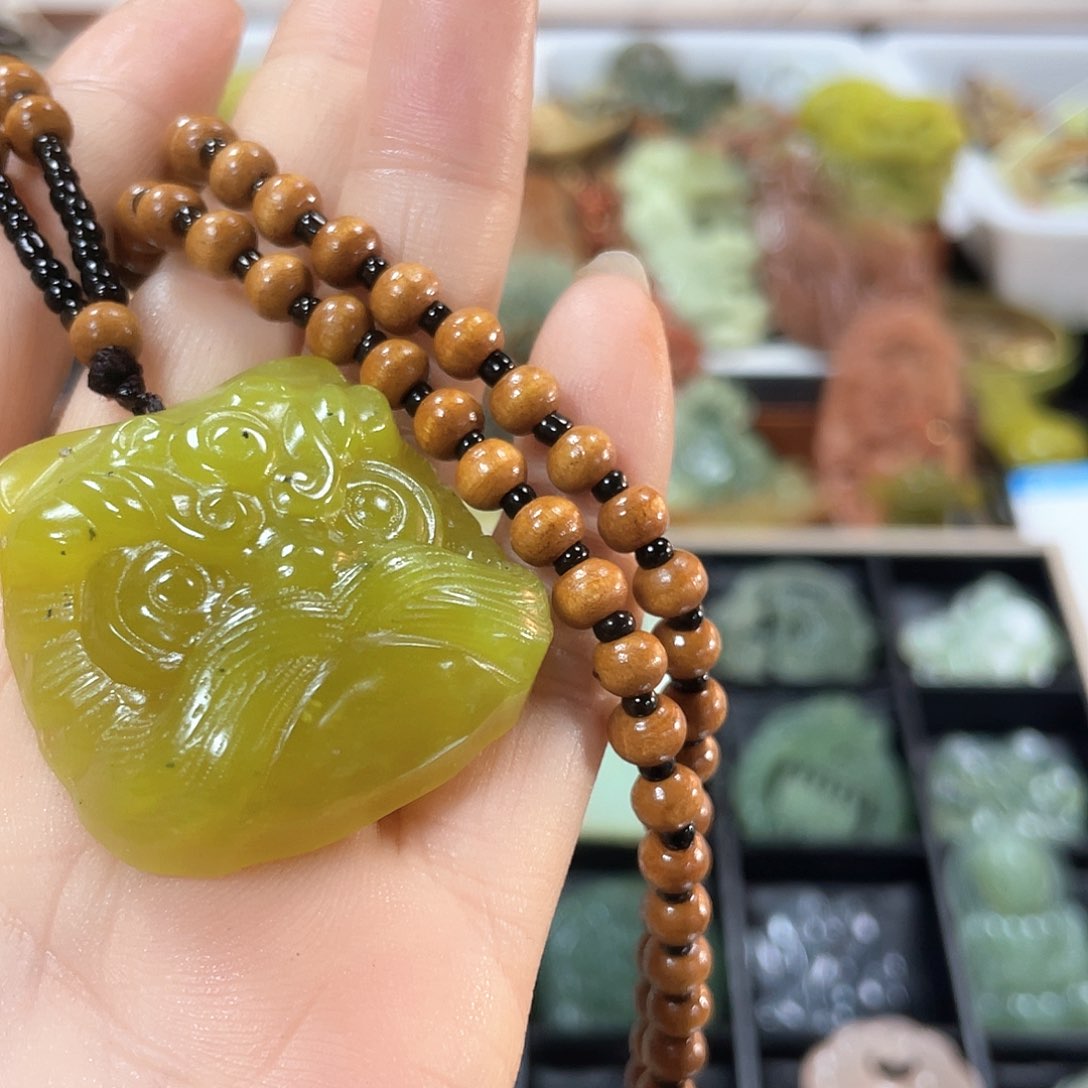 蛇纹石玉颈饰未镶嵌