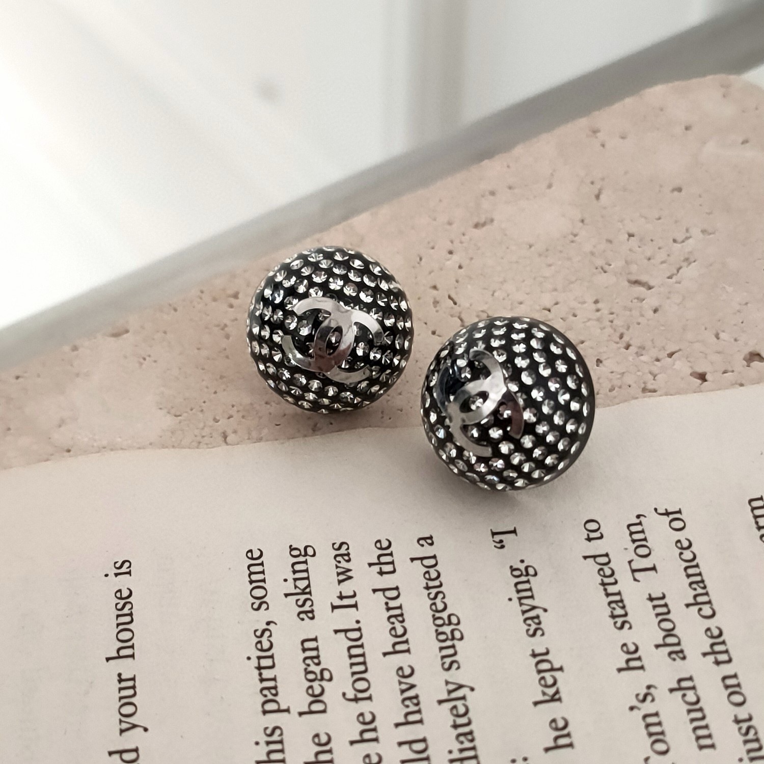 95新 Chanel/香奈儿 Azul - 黑银双C树脂钻球耳钉 36817 