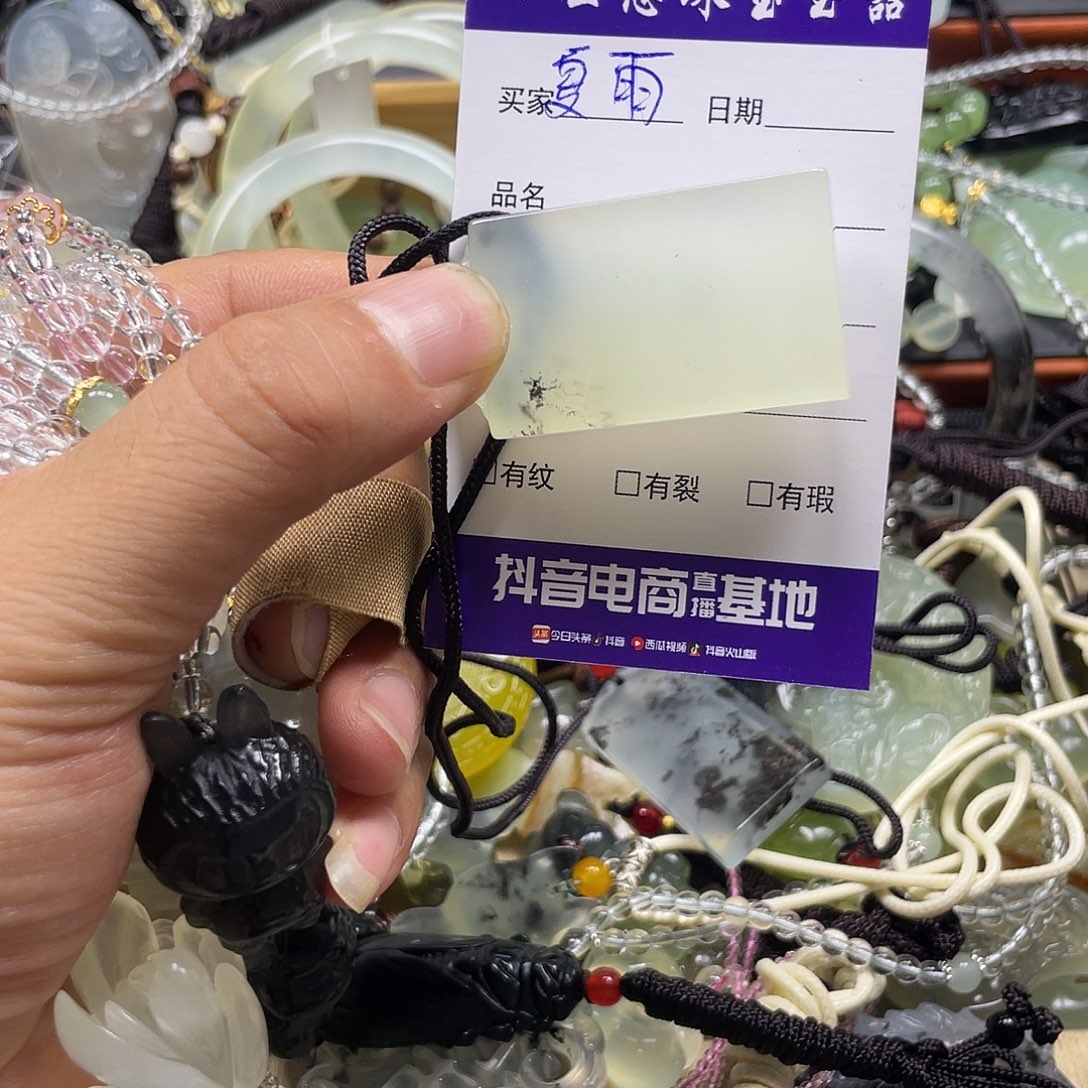 夏***雪蛇纹石玉未镶嵌颈饰