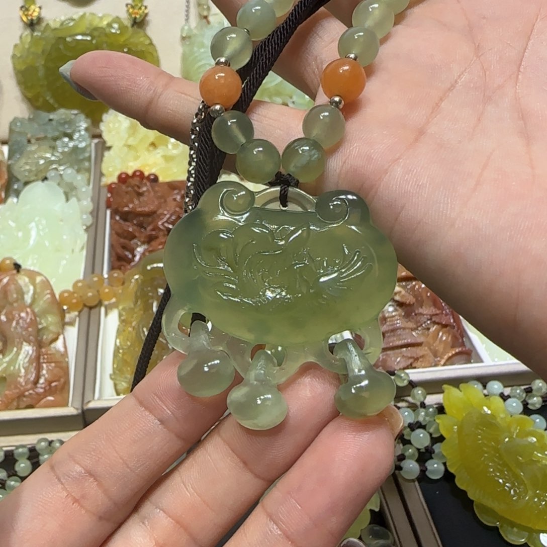 未镶嵌蛇纹石玉吊坠