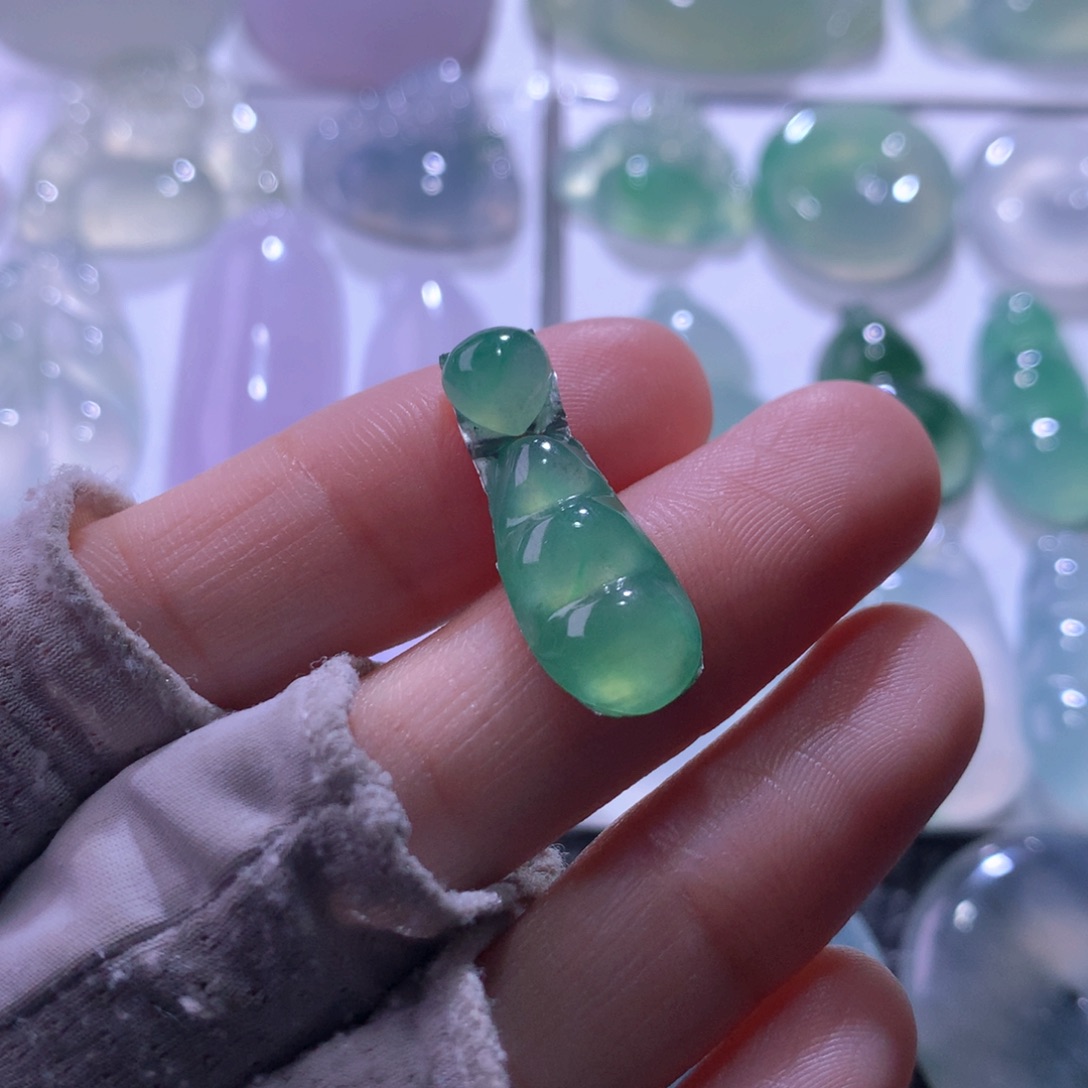 翡翠未镶嵌颈饰豆