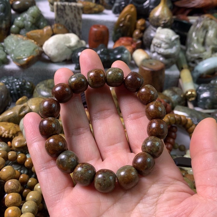 未镶嵌岫岩河磨玉（透闪石质玉）把件