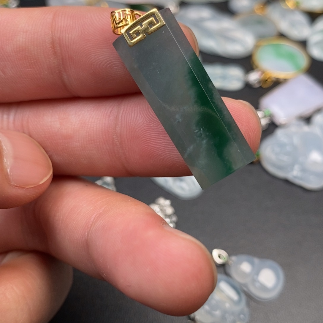 颈饰18K金镶嵌翡翠