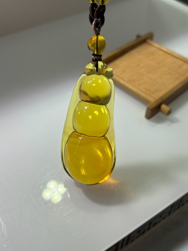 缅甸琥珀. 金珀飘蜜金棕［福豆. 连中三元］吊坠