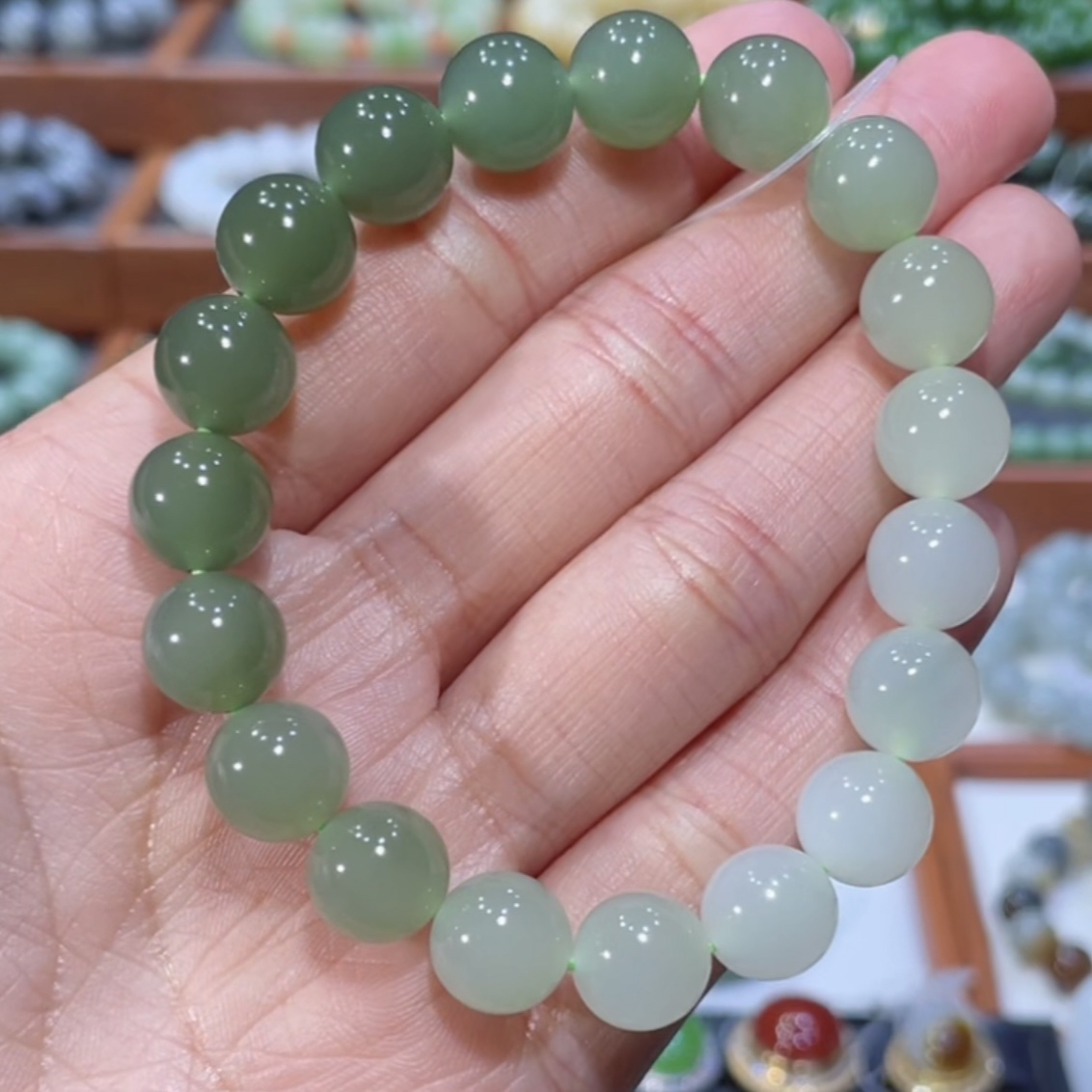 和田玉高冰渐变晴水手串10mm