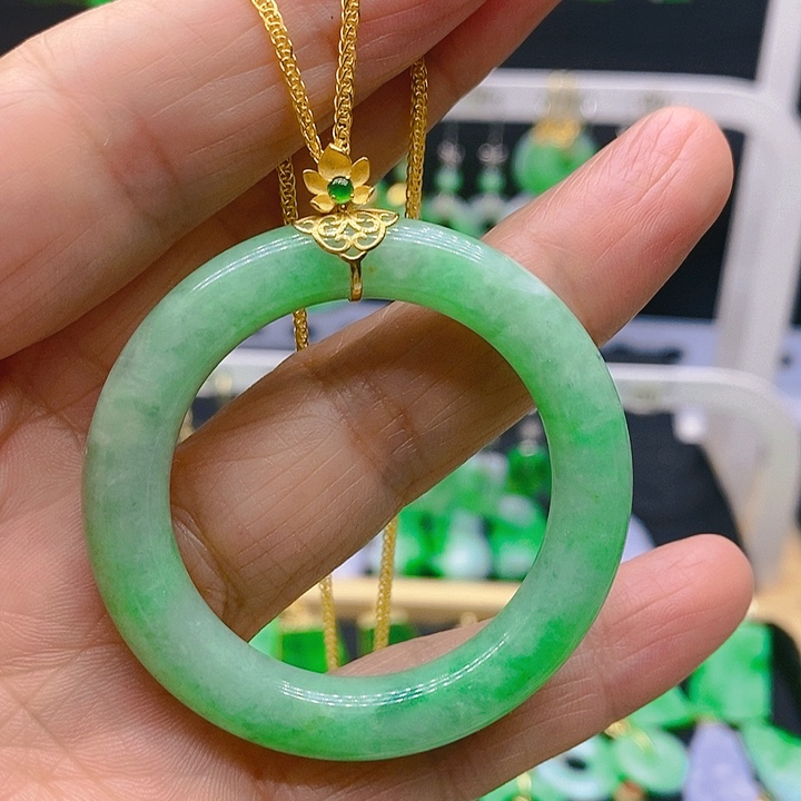 翡翠吊坠(赠链)18K金镶嵌吊坠