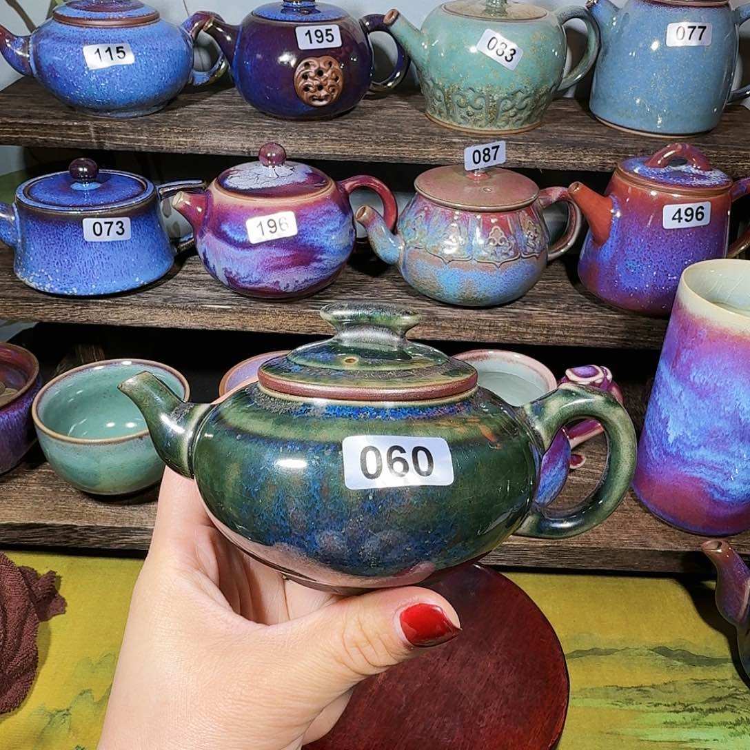 钧瓷……窑变……壶……，微瑕