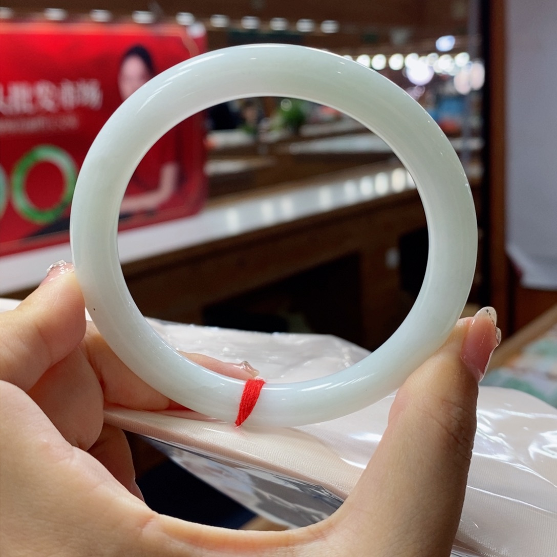 翡翠手镯未镶嵌翡翠