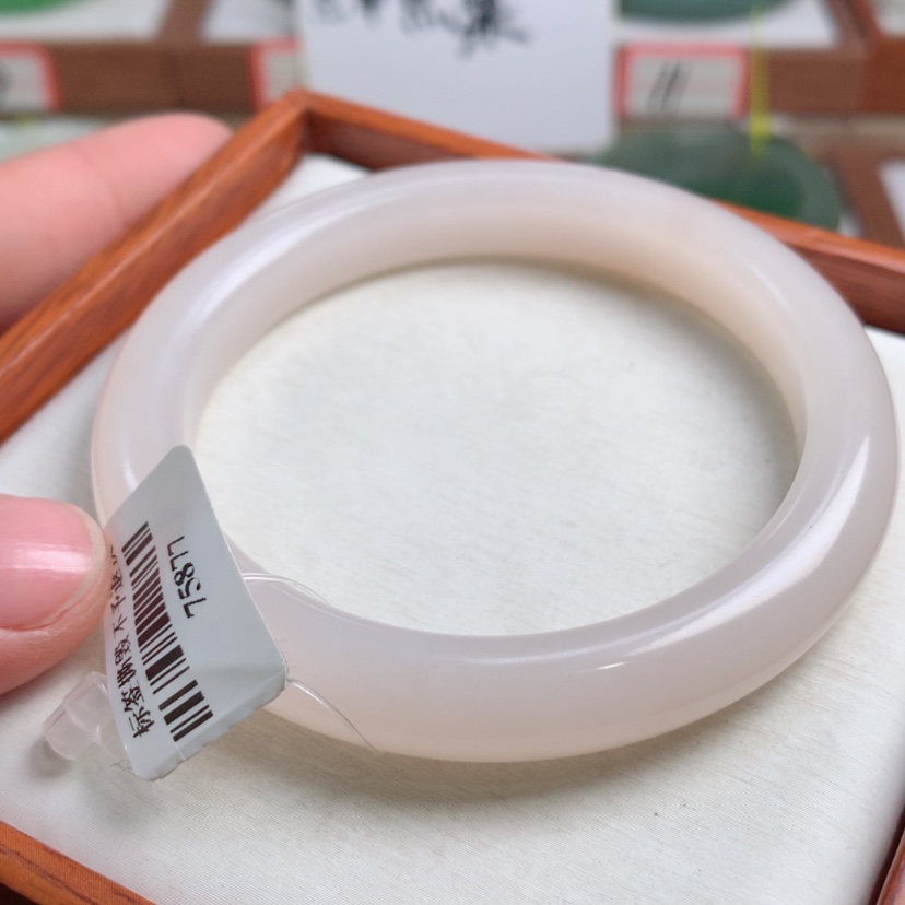 【闪购商品】和田玉手镯未镶嵌57