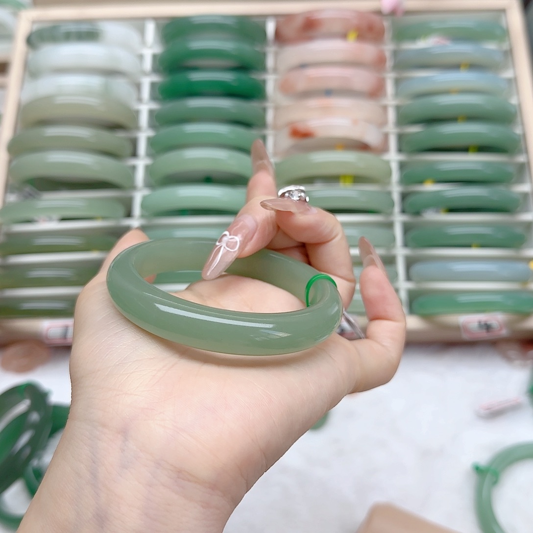 石英质玉手镯未镶嵌58口径