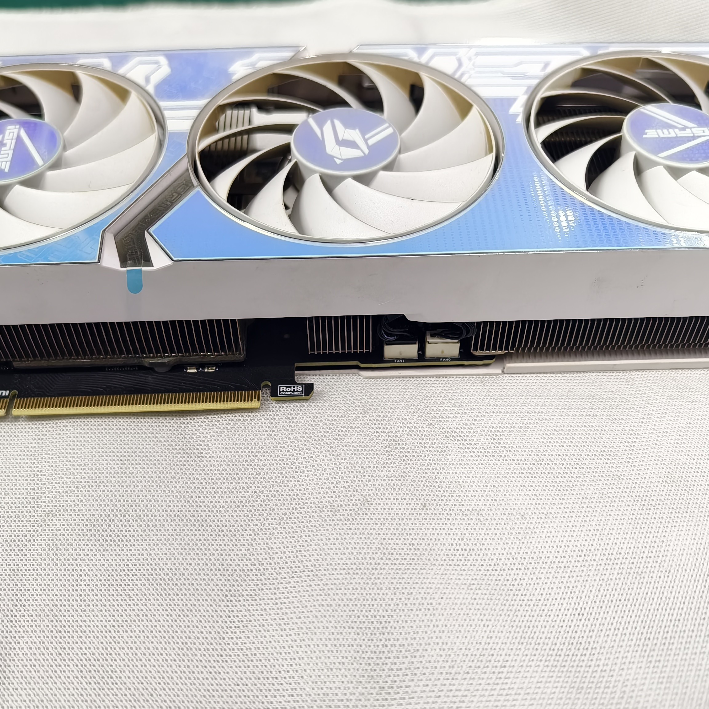 七彩虹4070S 白U