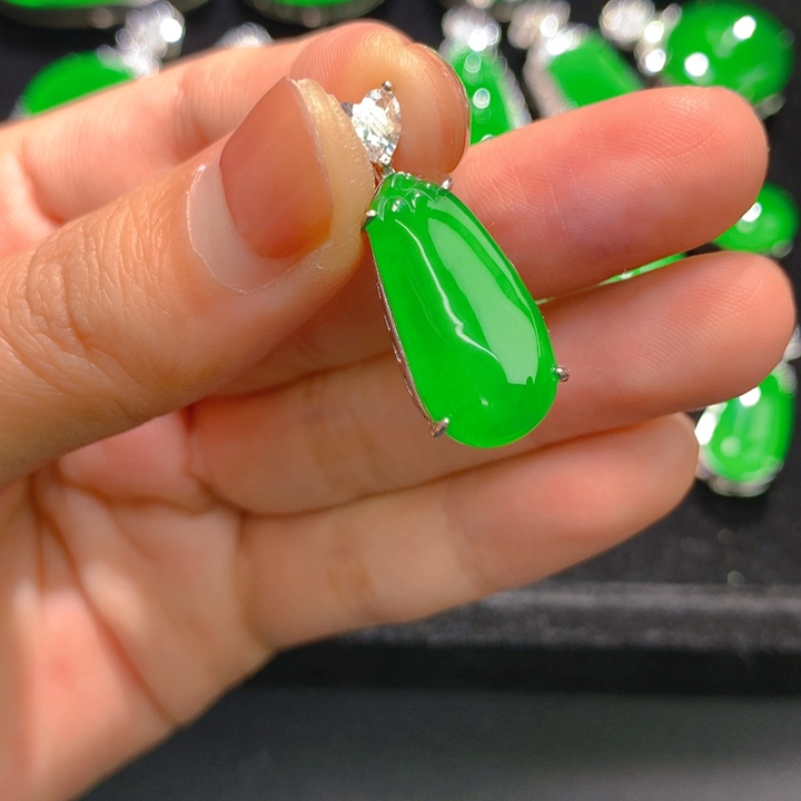 翡翠银S925镶嵌颈饰一个