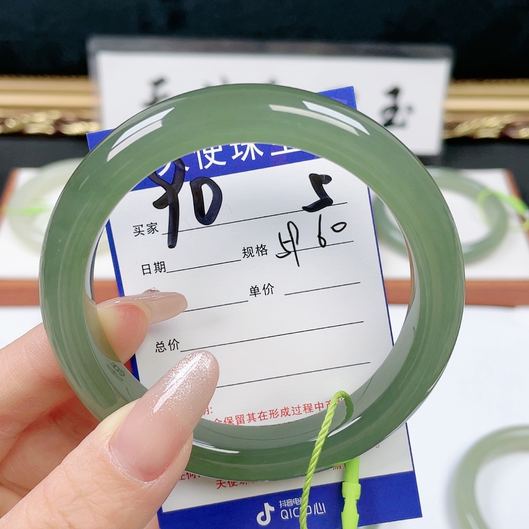 和田玉手镯未镶嵌你***光