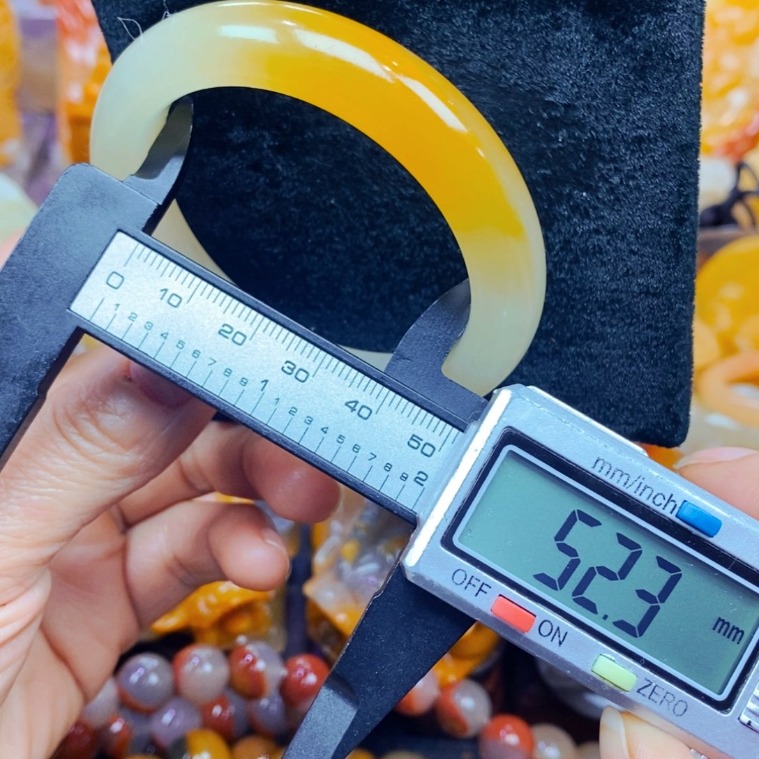 未镶嵌石英质玉（黄龙玉）颈饰