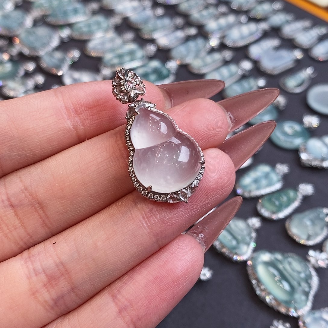 翡翠吊坠(不含链)18K金镶嵌好***?