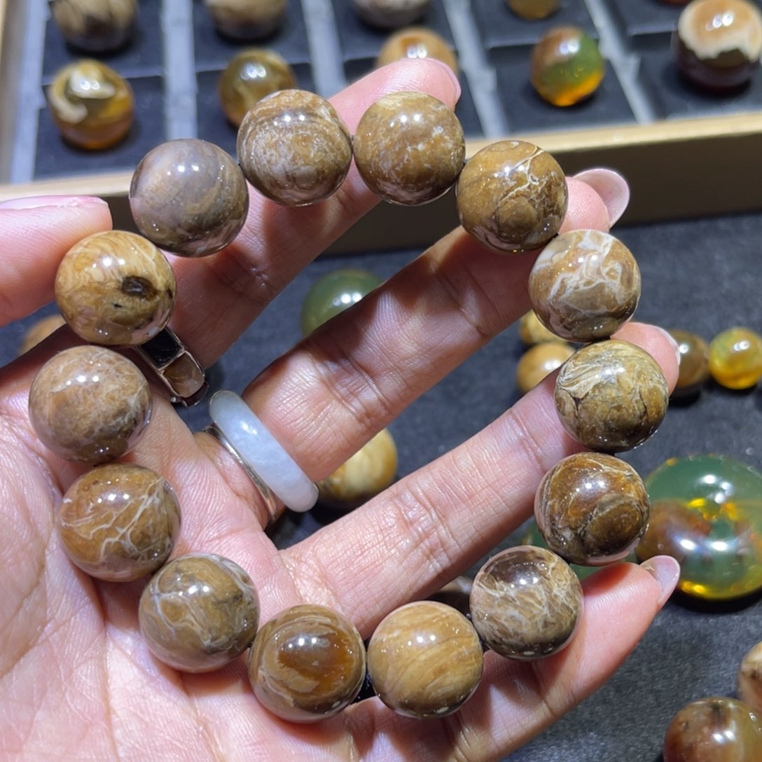 未镶嵌琥珀手链溶洞15