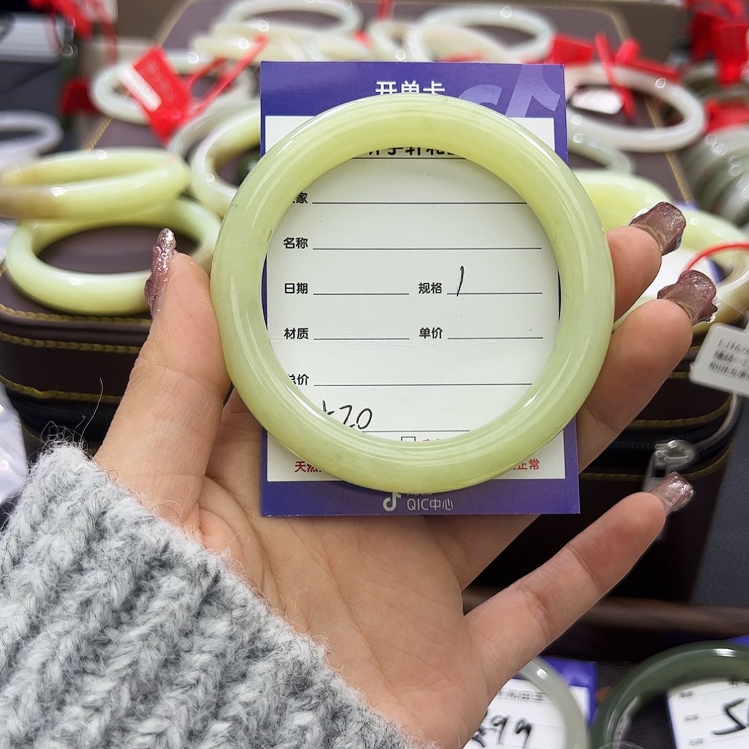 和田玉未镶嵌手镯