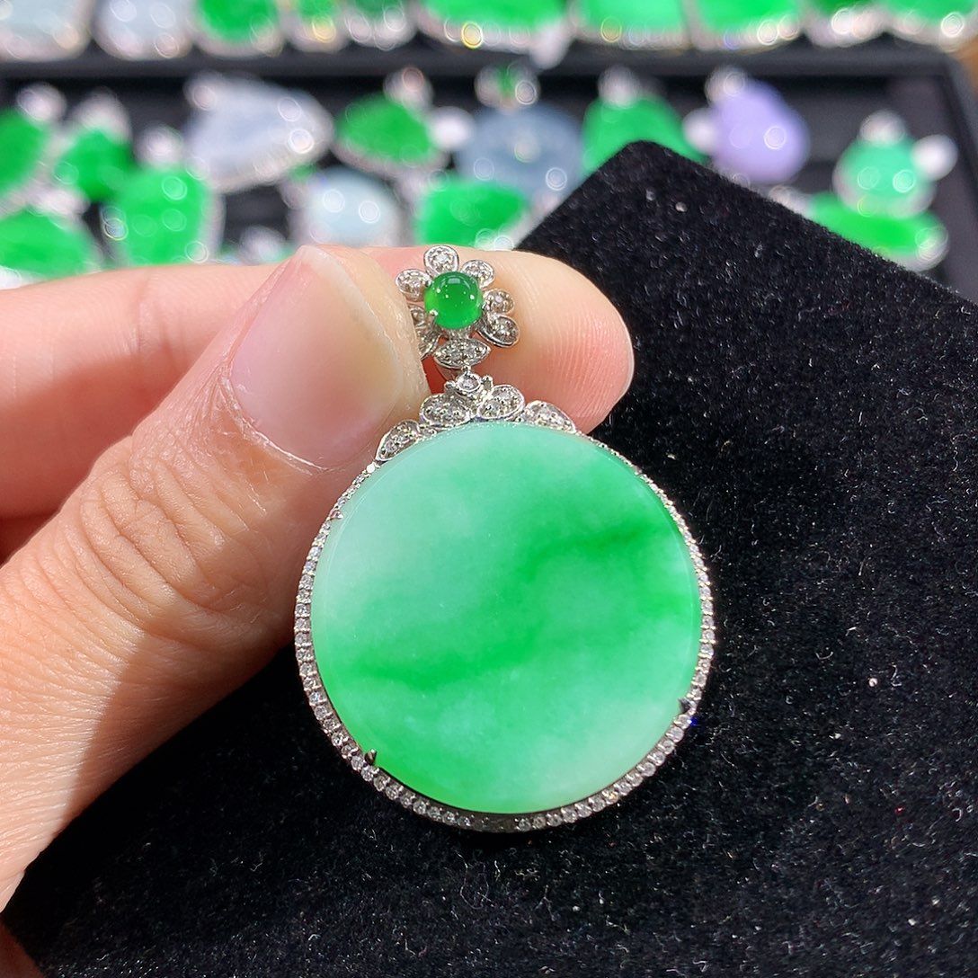 翡翠18K金镶嵌颈饰