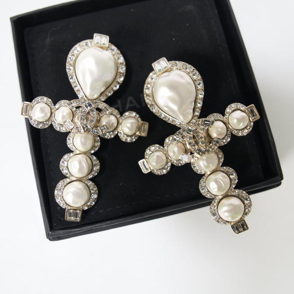 Chanel 闪钻珍珠十字耳夹