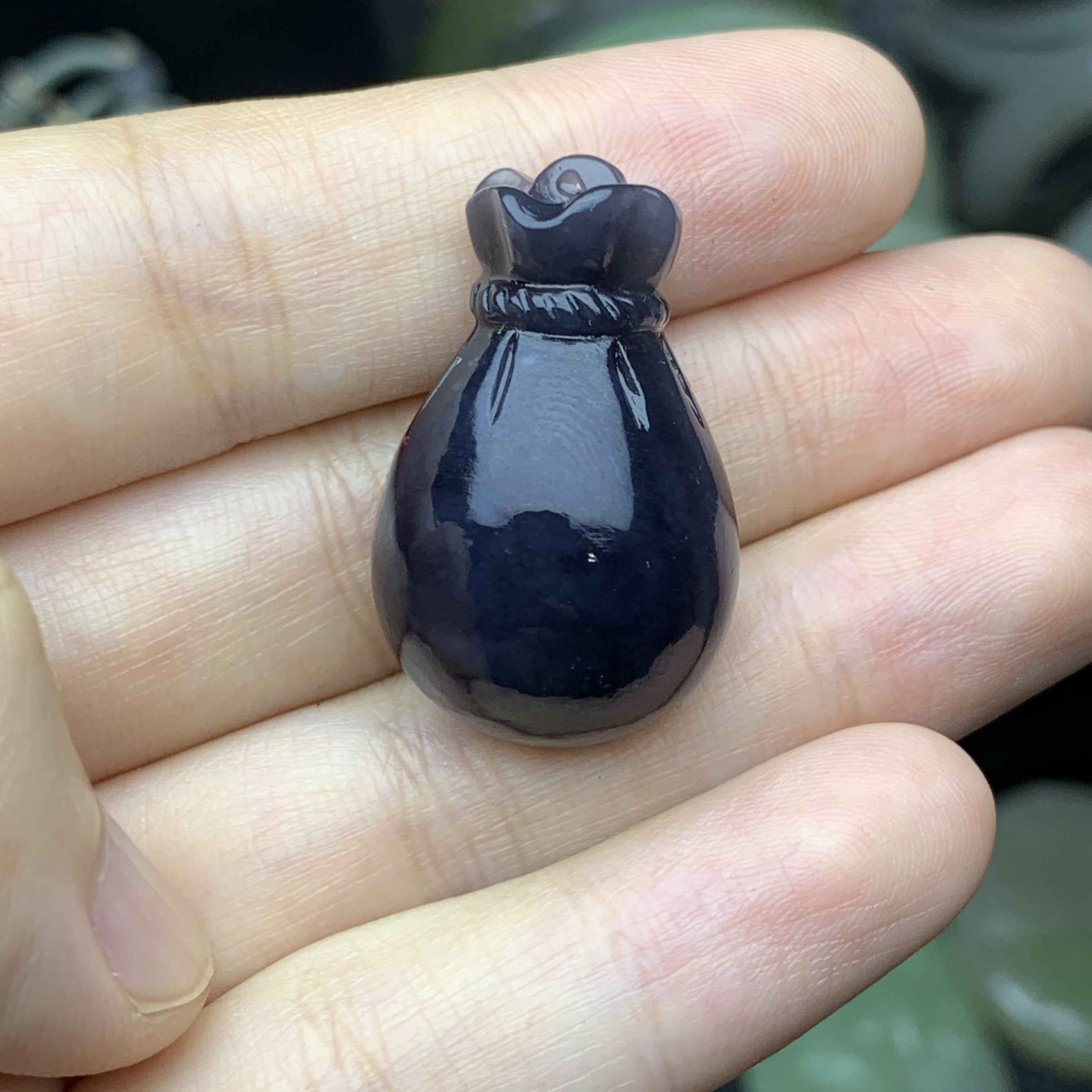 和田玉烟紫钱袋吊坠