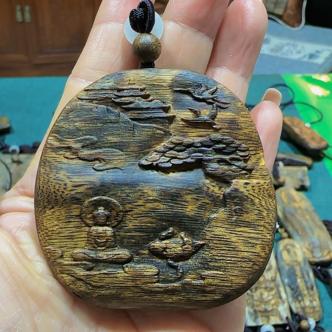 沉香吊坠海南白奇乌身老料雕刻山水牌带绳24.5克