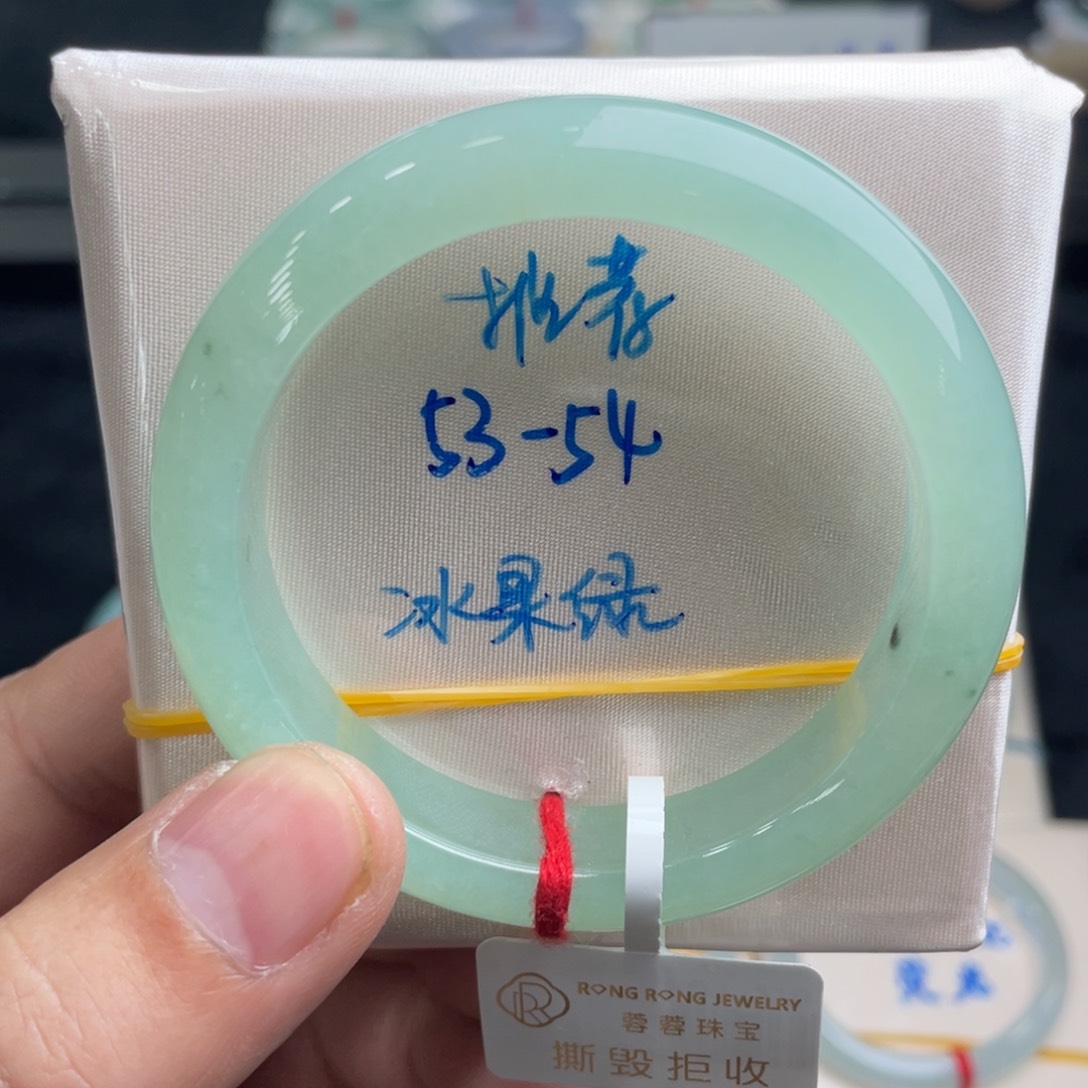 翡翠手镯未镶嵌翡翠手镯