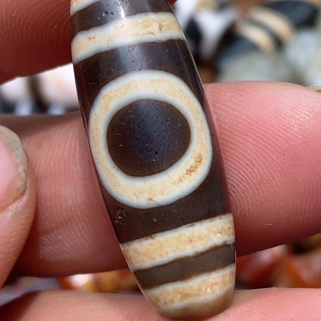 未镶嵌珠子的颜色是玛瑙/玉髓