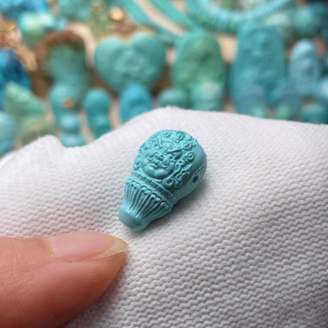 ****虹绿松石未镶嵌颈饰