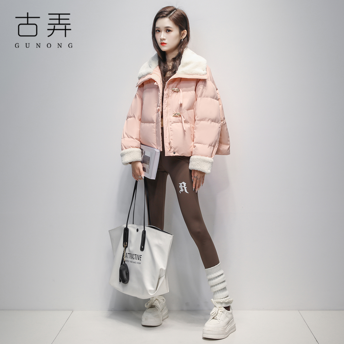 羽绒服女翻领牛角扣羊羔毛拼接短款2025新款冬季时尚洋气外套冬装