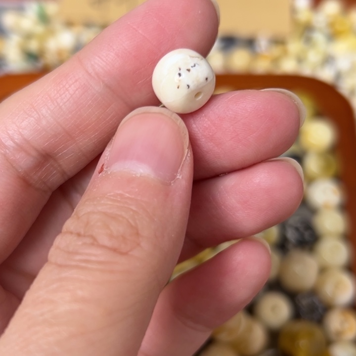 蜜蜡未镶嵌裸石9.9mm一个