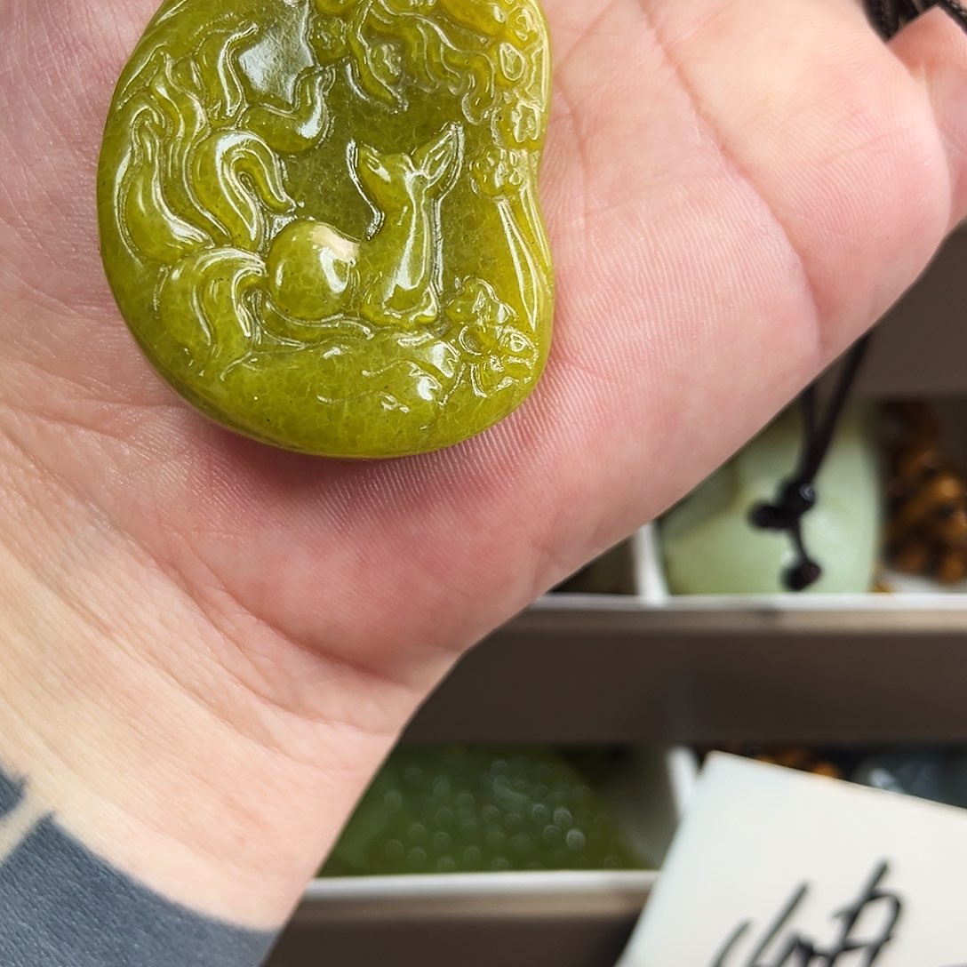 蛇纹石玉颈饰未镶嵌