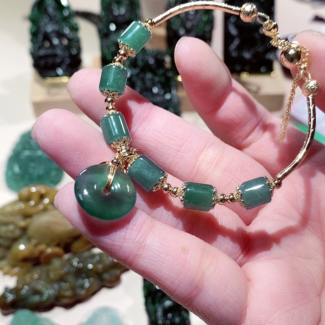 翡翠颈饰未镶嵌翡翠