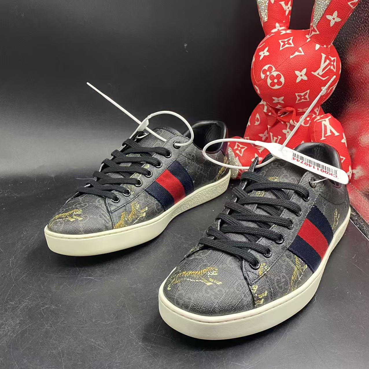 95新 GUCCI/古驰 【聚星优选】黑色暗纹虎身板鞋39.5欧码wdf990