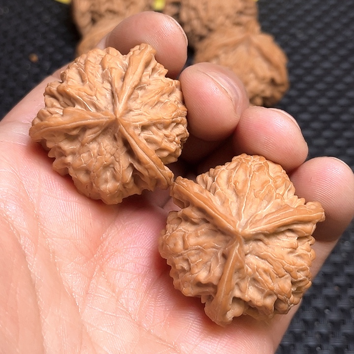 桃核把件A****）三棱核桃36