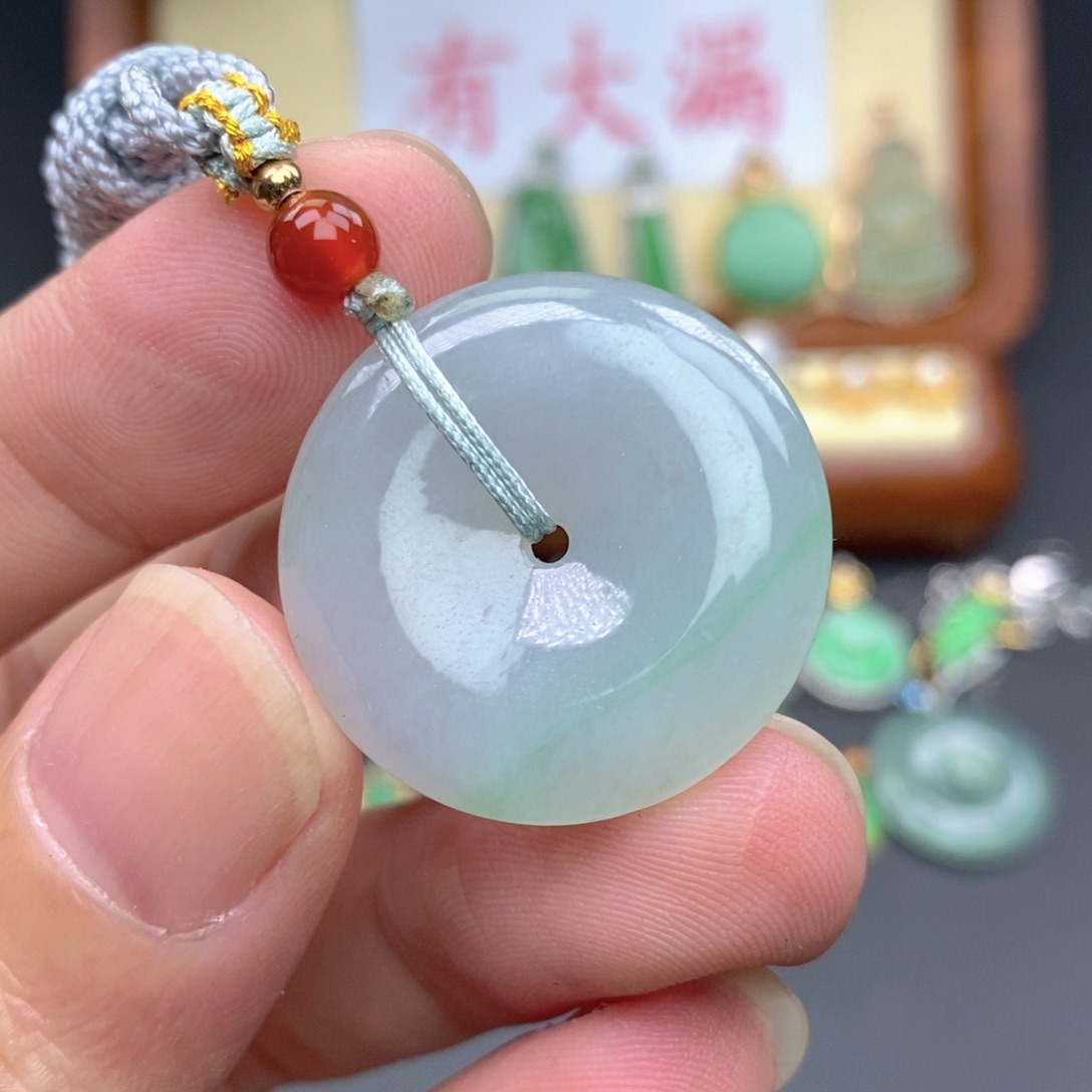 翡翠未镶嵌颈饰平安扣
