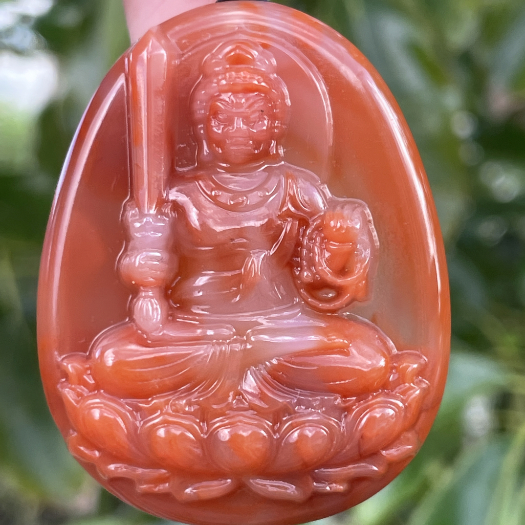 精品南红不动明王吊坠，生肖鸡的守护神，颜色红润，尺寸40x51x13mm