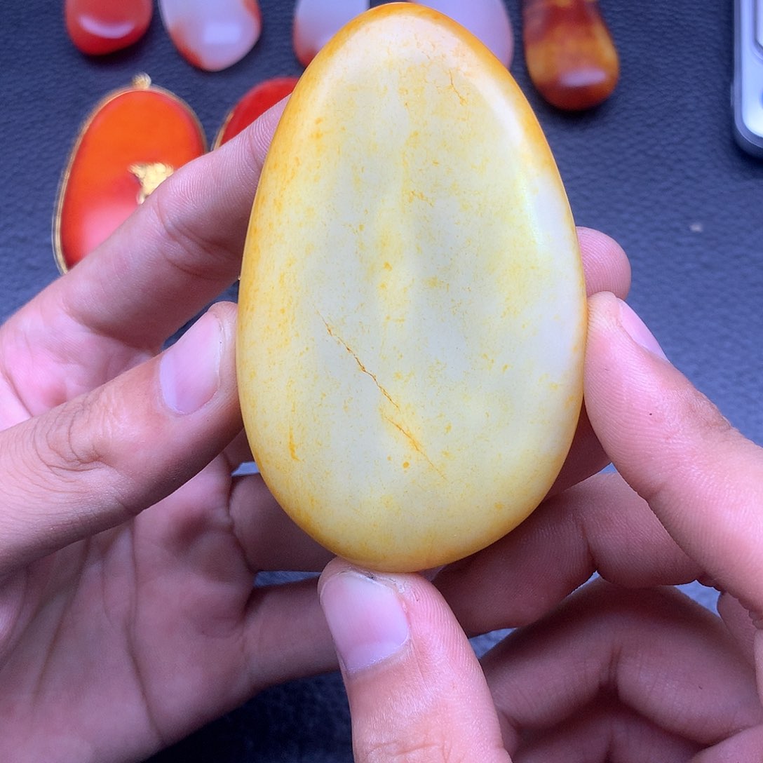 和田玉未镶嵌把件