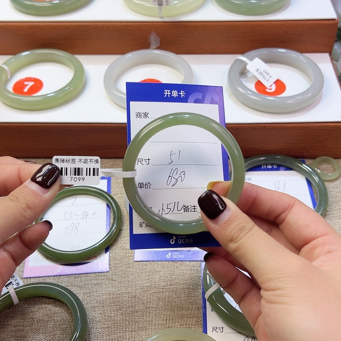 未镶嵌手镯和田玉小*儿