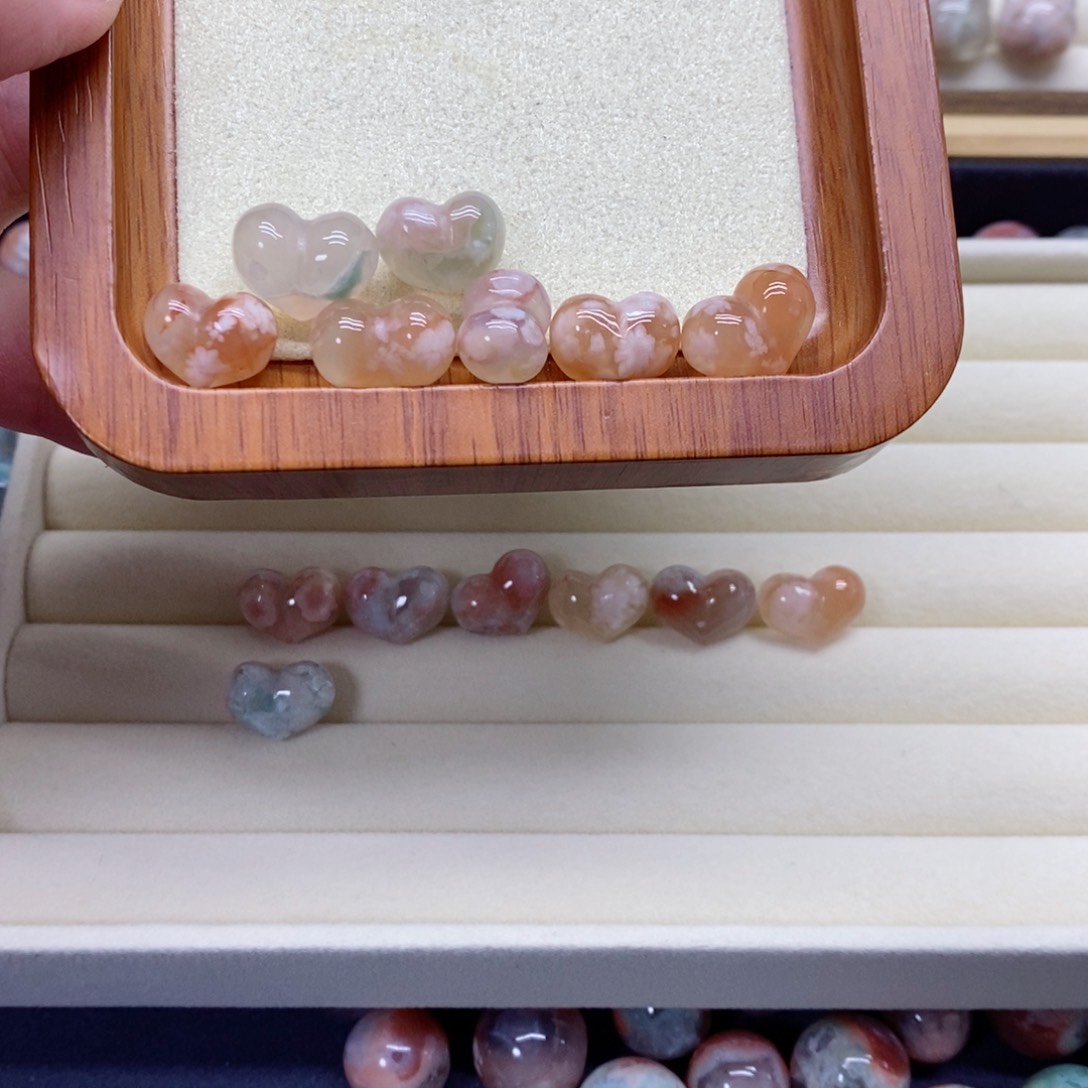 阳***圈玛瑙/玉髓颈饰未镶嵌